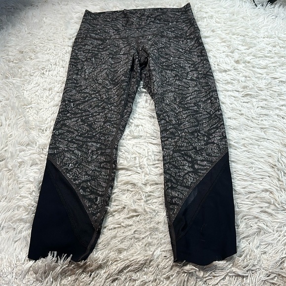 🔥$SALE$🔥 Lululemon Wunder Under Crop HR*Roll Down Scallop Full-On Luxtreme 23" - Picture 1 of 5